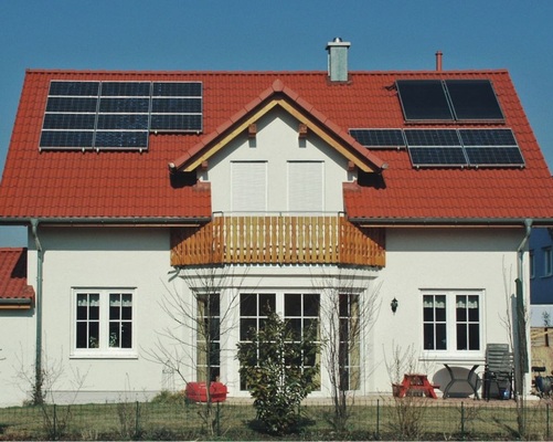 Solare ­KombinationDas Erneuerbare Energien-Wärmegesetz verlangt ­bereits seit Januar ­ 2009 einen regenerativen Energie-­Anteil von mindestens 15Prozent.