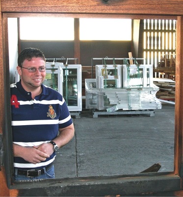 Simulierter HolzfensterbrandAlexander Dupp von Eisbachtaler Fensterbau ­erzählt von der Veranstaltung mit dem Bundes­verband Proholzfenster im Unternehmen, bei dem ein Holzfensterbrand die Werkstoffqualität von Holz gezeigt hat.