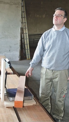 WPK bringt Qualität ins ProduktEin Mitarbeiter ermittelt bei der Materialauswahl das Rohgewicht und den Feuchtegehalt der ­Kanteln und gleicht die Werte mit den Anforderungen der Produktnorm ab.