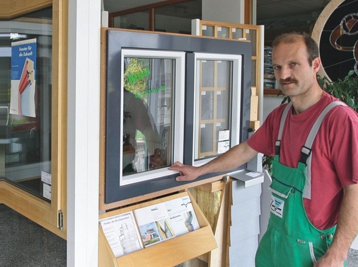 Bernd Fauser in seiner Ausstellung„Wir möchten auch innovative Akzente setzen. Ein Beispiel: Das selbst entwickelte „dreifach gute“ Holz-Alu-Fenster.“