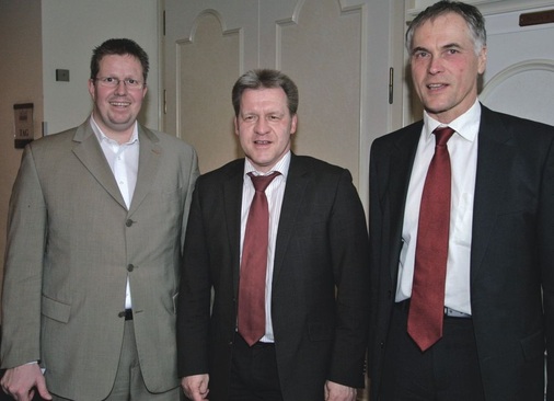 Drei Männer für‘s KlebenWolfgang Heuser, Geschäftsführer Sinsheimer Glas und Baubeschlaghandel GmbH, Dipl.-Ing. Thomas Fiedler, Uniglas GmbH & Co.KG, technischer Leiter und Stefan Spehr