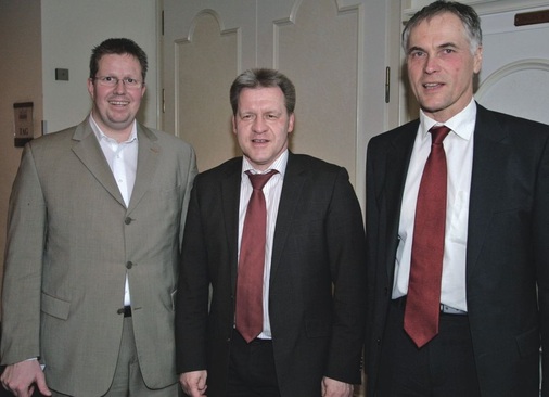 Drei Männer für‘s Kleben<br />Wolfgang Heuser, Geschäftsführer Sinsheimer Glas und Baubeschlaghandel GmbH, Dipl.-Ing. Thomas Fiedler, Uniglas GmbH & Co.KG, technischer Leiter und Stefan Spehr