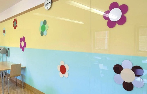 Farbig lackierte Glastafeln zur WeiterverabeitungIn 25 Standardfarben kann der Verarbeiter das lackierte Farbglas Lacobel des Herstellers AGC beziehen.