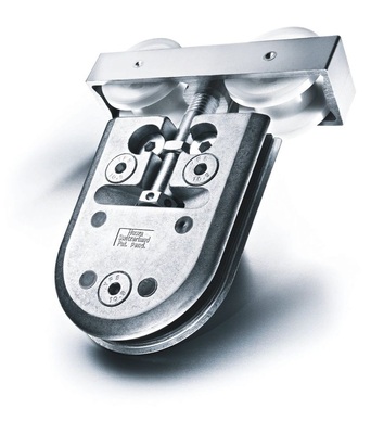 Schrauben statt KlemmenArbeitet man mit einem formschlüssigen Beschlagsystem wie dem Hawa-Klassiker J­unior GP, muss das Glas nicht geklemmt, sondern lediglich an die Beschlagskomponenten festgeschraubt werden.