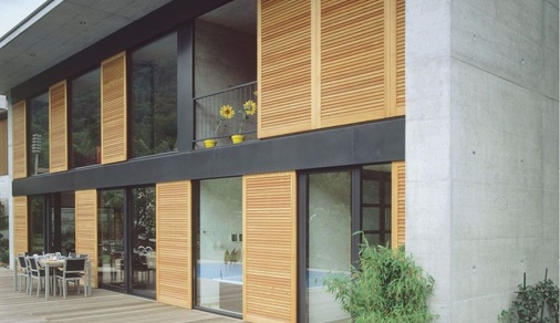 Ästhetisch und funktional<br />Villa mit Frontslide 60-Schiebeladenanlage - © Foto: Kindt Fensterladen AG
