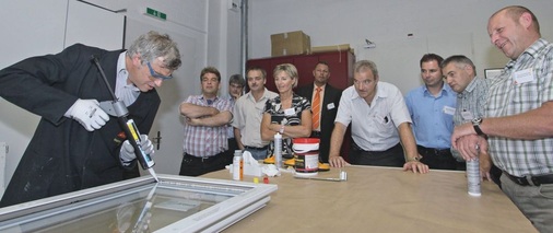 Ein Schwerpunkt beim Innovationstag galt der PraxisDie Experten der Klebepartner zeigten die Verklebung der Verglasung mittels Handapplikation.