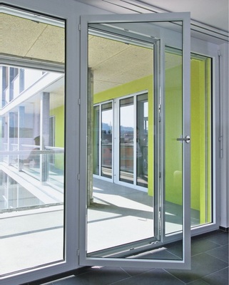 Minergiestandard mit verklebten Kunststofffenstern: Hier kam das Modell EgoKiefer „Kunststoff XL“, verklebt mit Sika (Uw-Wert 0,9 W/m²K) zum Einsatz, das auch sehr gute Schallwerte liefert.