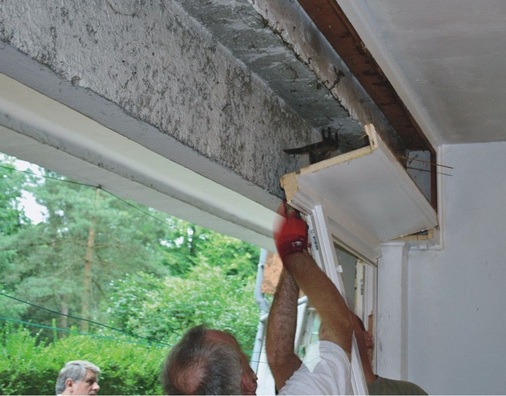 DemontageDie alten, einfach verglasten Holzfenster und Balkontüren wurden durch PVC-Fenster ersetzt. Außerdem sollte die Balkontür verbreitert werden. Diese Öffnung hielt einige Überraschungen bereit: Es stellte sich heraus, dass der Sturz auf der Außenseite 35 mm zurücksprang. Die Fensterbauer verschmälerten die seitlichen Anschläge, sodass zwischen neuem Rollladenkasten und Sturz die Fuge nur noch 20 mm breit war.