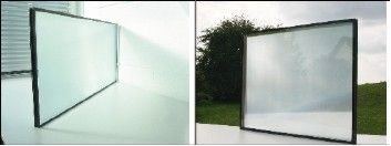 Bild 4Prototypen großformatiger Isolierverglasungen mit mikrostrukturierten Folien mit saisonaler Sonnenschutzwirkung. Links: laminierte Folie mit Lichtstreuung für den Einsatz z.B. im Oberlichtbereich (1000 x 500 mm²). Rechts: eingespannte Folie für den Einsatz z.B. vor TWD-Modulen (850 x 700 mm²).