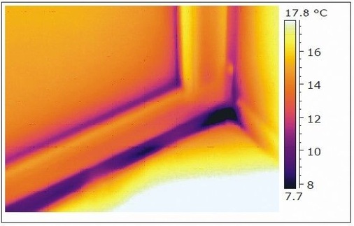 Den Wärmebrücken auf der Spur<br />Undichtigkeiten im Bereich des Bodenanschlusses einer Balkontüre.