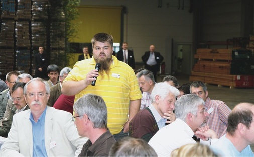 Großes Interesse bei den GästenMatthias Müller von der Gebr. Otto und Heinrich Müller GmbH in Essen berichtet über den Einsatz von Münchinger Belmadur Kanteln, die bei ihnen erfolgreich für die Sanierung des Landratsamts in Würzburg eingesetzt wurden.