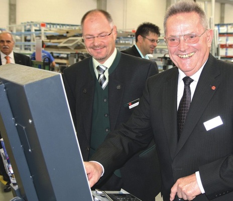 2. Lebenswerk für Alfred Bohn<br />Alfred Bohn bei der Einweihung der ­neuen ­Römerhofbebauung. Im Hintergrund links: ­Manfred Seitz, Chef des Profillieferanten ­aluplast und neben Bohn: Geschäftsführer ­Wolfgang Herrmann. - © Fotos: Daniel Mund
