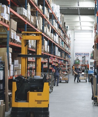 Immer lieferfähigDas Hochregallager umfasst 28000 m³ Raum und beinhaltet rund 14000 lieferfähige Produkte