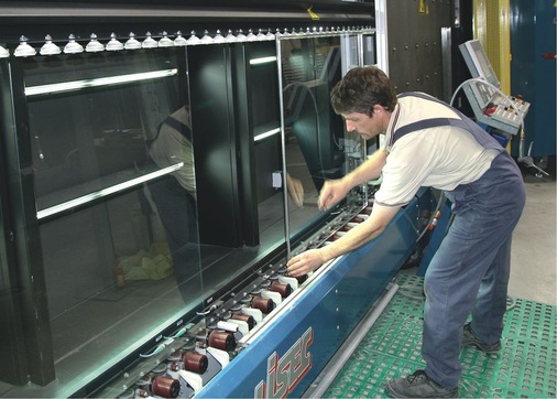 Eine neuentwickelte stressfreie Beleuchtung bei der Lisec-Anlage erleichtert die Qualitätsüberprüfung.