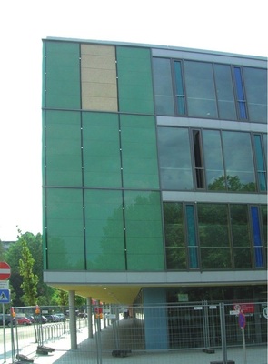 Das kann teuer werdenESG-Spontanbrüche können noch Jahre nach dem Scheibeneinbau auftreten. Die Konsequenzen: zerstörte Scheiben müssen ausgebaut und ersetzt werden, dazu kommen ggf. aufwendige Sicherungsmaßnahmen.