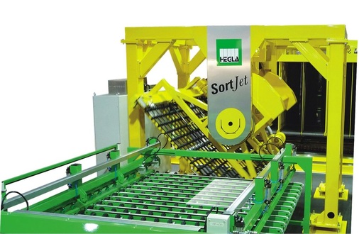 So kommt die beschichtete Scheibenseite in die richtige PositionMit dem Schwenkförderer, der vor dem Input-Shuttle positioniert ist, lassen sich Scheiben für ISO-Linien mit unterschiedlichen Laufrichtungen ­bereitstellen oder bei 3-fach-ISO die beschichtete Seite in die richtige ­ Position bringen.