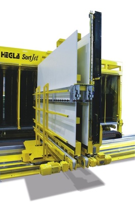 Schneller Shuttle auch für 3-fach-ISODurch die beiden Fachebenen des Output-Twin-Shuttles ­lassen sich die Scheiben in der später benötigten Einbau­reihenfolge an die ISO-Linie übergeben, das erleichtert und beschleunigt auch die Fertigung von 3-fach-ISO.