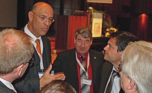 Diskutabel: Spontanbrüche bei ESGFachleute und Referent Prof. ­Niemöller ­diskutieren über die Problematik beim ­Spontanbruch von ESG.