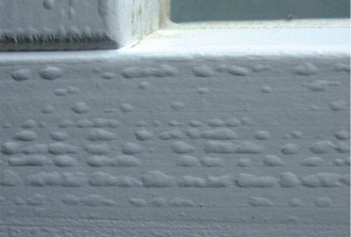 Holzfenster mit BlasenNeben dem sachgemäßen Aufbau der Beschichtung hilft vor allem eine wirksame Belüftung, Schäden und Reklamationen zu vermeiden.