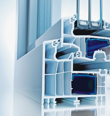 bluEvolutionDie neue Profilgeneration erreicht trotz ­kon­ven­tioneller Technologie einen Uf-Wert von ­1,0 W/m²K.