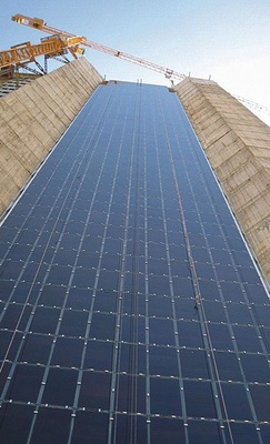 Homogen wirkende PV-FassadenDer Telecom Tower in Karthoum in der Bauphase.