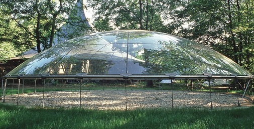 An die Grenzen des Machbaren<br />Die „Stuttgarter Schale“ zählt zu den schlanksten geklebten Glaskonstruktionen weltweit, die ohne mechanische Verbindungsmittel auskommen.