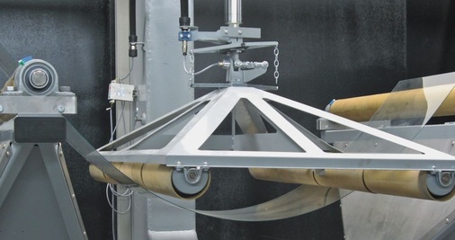 04 Biegeradien unter 1000 mm ­realisierbarHochleistungsglas im Vierschneidenbiege­versuch, die Glasdicke t beträgt 2 mm