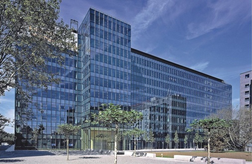 Main-Airport-­Center in FrankfurtDie verklebte SG-Fassade des ­Verwaltungsbaus erfüllt die hohen Anforderungen, die sich aus dem komplexen Zusammenspiel von Wärmeschutz, Energiebilanz und Sicherheit ergeben.