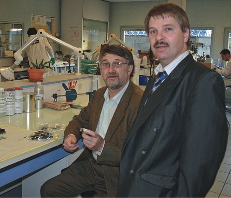Die Entwickler im Prüflabor in BezonsPierre Canova (li.) und Dr. Rüdiger Reichardt.