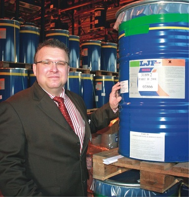 Alles kommt an den richtigen EmpfängerVertriebsleiter Holger Klein prüft die Etiketten.