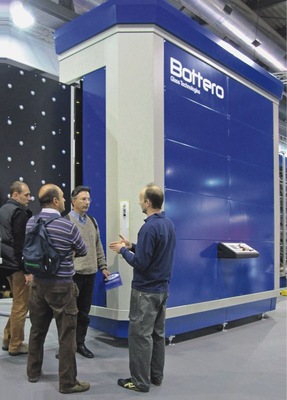 Vollautomatischer Versiegelungsroboter (r.) für die ISO-Herstellung (auch Stufenisolierglas)für Formate von bis zu 6000 x 3210 mm.