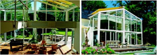 Referenzbeispiel 2-geschossiger Wintergarten mit System OmniaDie Front eines Teiles des Wohnhauses wurde geöffnet, eine Zwischendecke als Galerie zu einer separaten Wohnzone eingezogen und durch den Anbau des Wohn-Wintergartens erweitert und geschlossen. Das Dach wurde mit 4 motorischen Lüftungsklappen ausgestattet.
