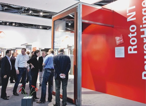 AufsehenerregendInnerhalb des Roto NT-Baukastenprogrammes hat die Bandseite „PowerHinge“ für große Aufmerksamkeit gesorgt, die als einzige ­Markt­lösung Drehkippflügel-Gewichte von bis zu 200 kg ermögliche.