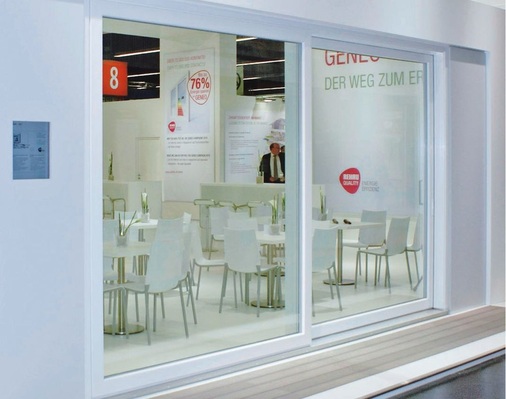 Groß und starkHingucker auf der Messe: Das Geneo ­Hebe­schiebe­türsystem aus Rau-Fibro und ­zusätzlicher Stahlarmierung ermöglicht ­eine Größe von 10 x 2,70 m und das mit einem ­Uw-Wert von 0,64 W/mK.