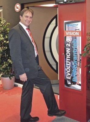 Nürnberg gab den KickBayerwald-GF Josef ­Scheuer demonstriert, dass er die Haustür ­öffnen kann, ohne die Hände zu benutzen.