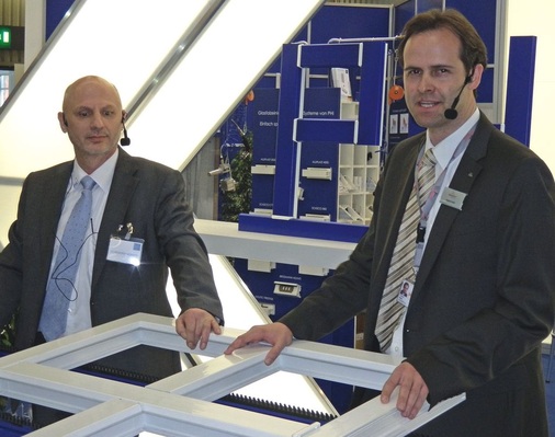 Premiere auf der MesseDie Geschäftsführer Patrick Seitz (r., aluplast) und Norbert Scheiderer (PHI) präsentierten den neuen Pfostenverbinder, mit dem man viel Zeit bei der Fens­terfertigung einsparen kann.