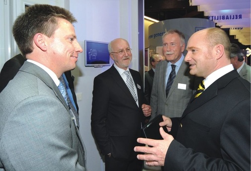 Politik triff WirtschaftDie Veka-Vorstände Andreas Hartleif und Bonifatius Eichwald (1. und 2. v.l.) begrüßten Rainer Bomba, Staatssekretär im Bundesverkehrsministerium (v.r.) und Bernd A. Diederichs, Geschäftsführer Messe Nürnberg, auf dem Messestand.