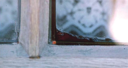 Hohes Risiko<br />Die Verwendung minderwertiger Verglasungs­klötze kann zu Glasbruch (und ­weiteren ­Schäden) führen. Dafür ­haftet letztlich der ­Fensterbauer.