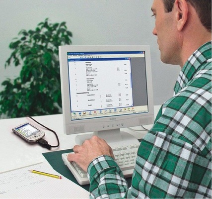 Digitale Daten übertragenIm Büro werden die Daten anschließend per Funk oder Kabel in den Büro-PC eingelesen (Sander & Doll).