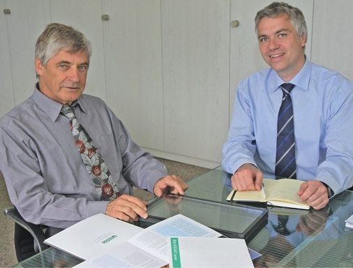 KlebepartnerHansruedi ­Mäder (l.), Geschäftsführer Prowerb, St. ­Gallen (Fenzi) und ­Matthias Dick, Sika ­Marketing Manager ­Fenestration.