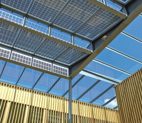 Gemeindezentrum Ludesch (A):<br />Im Dach integrierte PV-Module übernehmen zusätzlich noch Regenschutz und Verschattung. - © Foto: grab Architekten
