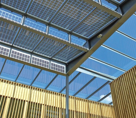 Gemeindezentrum Ludesch (A):Im Dach integrierte PV-Module übernehmen zusätzlich noch Regenschutz und Verschattung.
