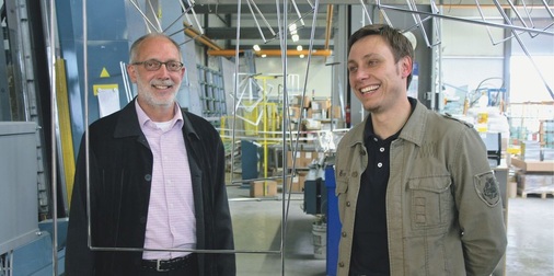 Vater und Sohn – ein erfolgreiches FamilienteamKnut-Ulrich Röttger (l.) leitet als geschäftsführender Gesellschafter Thermoglas Niederrhein und Glas ­Trienes. Seit 2008 ist sein Sohn Mirco, Mitgeschäftsführer von Thermoglas.