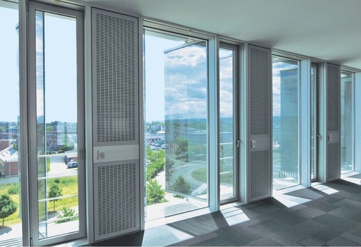 Bewegliche Lamellen sind effektiverSpeziell für Ost- und Westfassaden lohnen sich ­nachführbare und automatisch steuerbare Sonnenschutzanlagen.