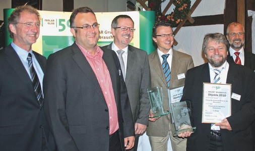 Die Sieger des Isolar Objektwett­bewerbsDer 1. Preis ging an die Glaswerke Arnold, Merken­dorf, der 2. Preis an Glas und Spiegel Schulz Kiel und Platz 3 ging an die Huns­rücker Glasver­edelung ­Wagener GmbH.