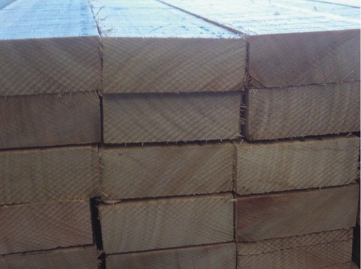 Hochwertiges Sortiment28 mm dicke Lamellen für die ­Erzeugung von IV 78-Fensterkanteln in einem Sägewerk in Galizien.