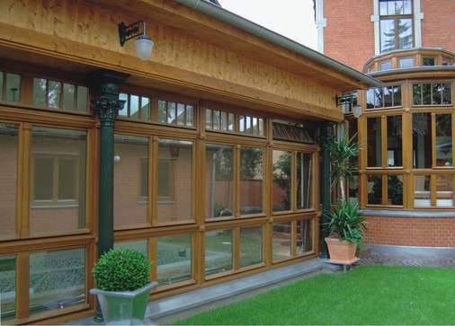 ­Verbautes ­Eucalyptus ­globulusRenoviertes Fenste­rband ­einer denkmal­geschützten Villa in ­Aschaffenburg.