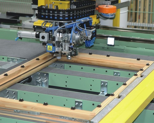 Investition ins GlasklebenEine neue Anlage von Lemuth verlegt ein Klebeband in den Fensterfalz. Anschließend wird der Flügel auf einer Karussellanlage verglast und mit einem Flüssigkleber fixiert.