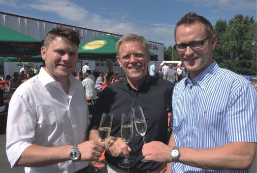 Anstoßen auf den ErfolgAuf dem Mitarbeiterfest stoßen (v.l.) Stefan, Rainer und Carsten Taig auf die Erfolge an