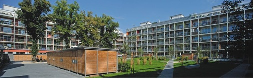 Größter Passivhaus-Komplex Deutschlands<br />Er besteht aus 15 Mehrfamilienhäusern und 1000 m² Gewerbeeinheiten und setzt sich aus einem Solitär, einer Zeile mit vier Mehrfamilienhäusern und ­einem U-Block mit zehn Mehrfamilienhäusern zusammen.